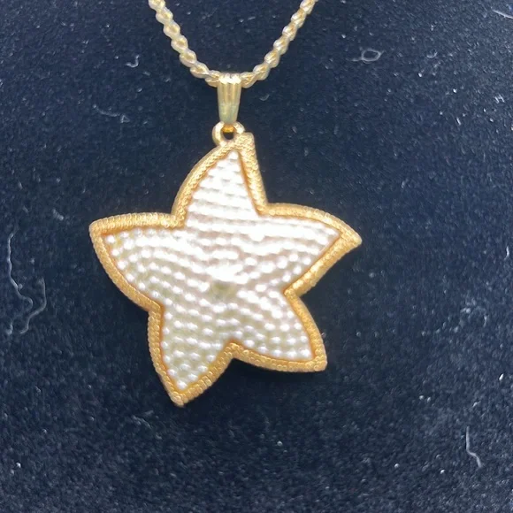 Vintage jewelry box with jewelry selection. Earring, necklaces, ring, etc. - Picture 9 of 16